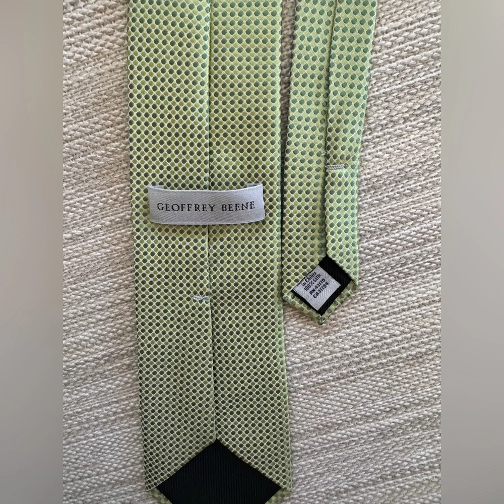 Geoffrey Beene 100% silk green micro dot‎ pattern men’s tie NWT
